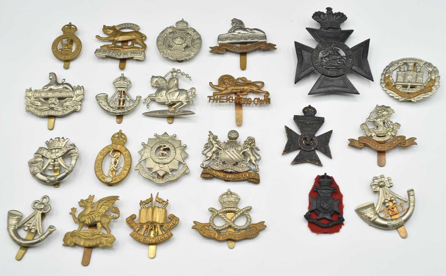 Lot 39 - Quantity of 20th century British Army Cap...