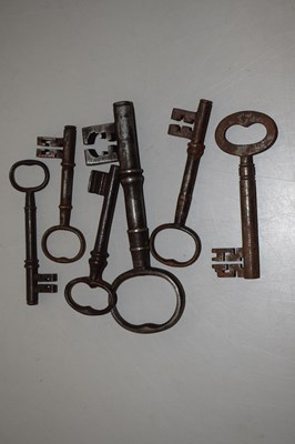 Lot 94 - Box of vintage keys