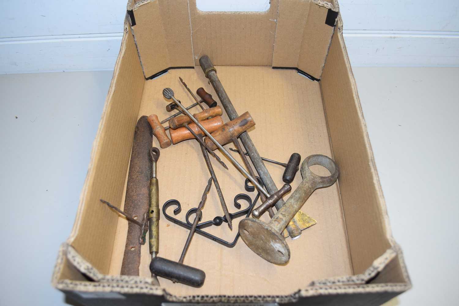 Lot 82 - BOX OF MIXED TOOLS TO INCLUDE A RANGE OF BRADAWLS