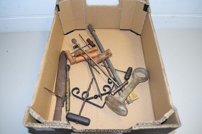 Lot 82 - BOX OF MIXED TOOLS TO INCLUDE A RANGE OF BRADAWLS