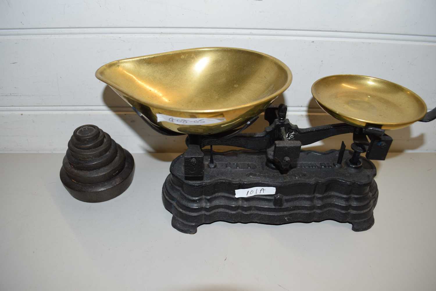 Lot 101 - VINTAGE BRASS AND IRON KITCHEN SCALES AND WEIGHTS