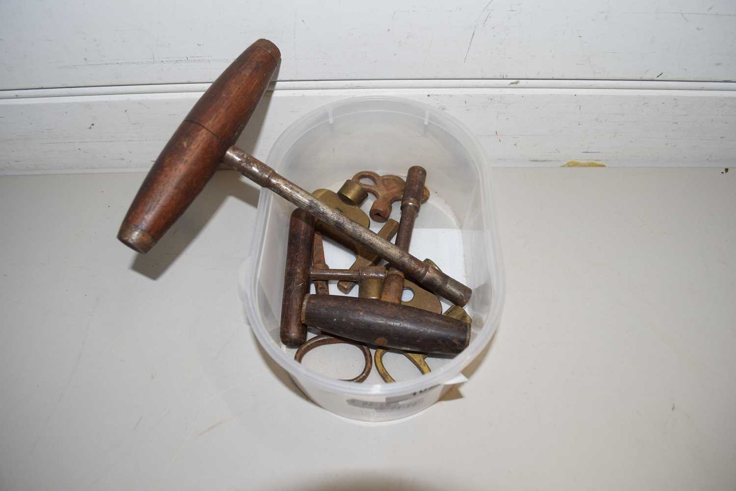 Lot 102 - BOX VARIOUS KEYS FOR IMPLEMENTS