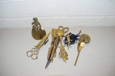 Lot 182 - MIXED LOT OF BRASS WARES TO INCLUDE CANDLE...