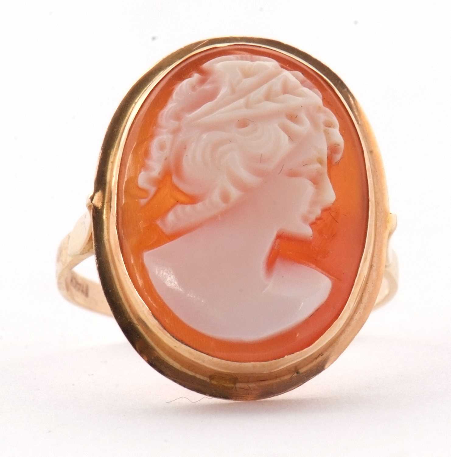 Lot 19 - A cameo ring, the oval shell cameo in collet...