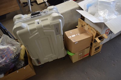 Lot 832 - Group of vintage photography equipment to...