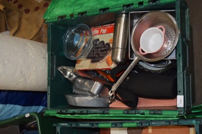 Lot 773 - Box of kitchen wares