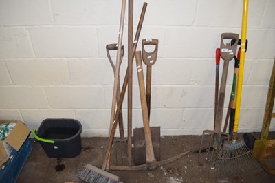 Lot 849 - MIXED LOT: PICKAXE AND ASSORTED GARDEN TOOLS