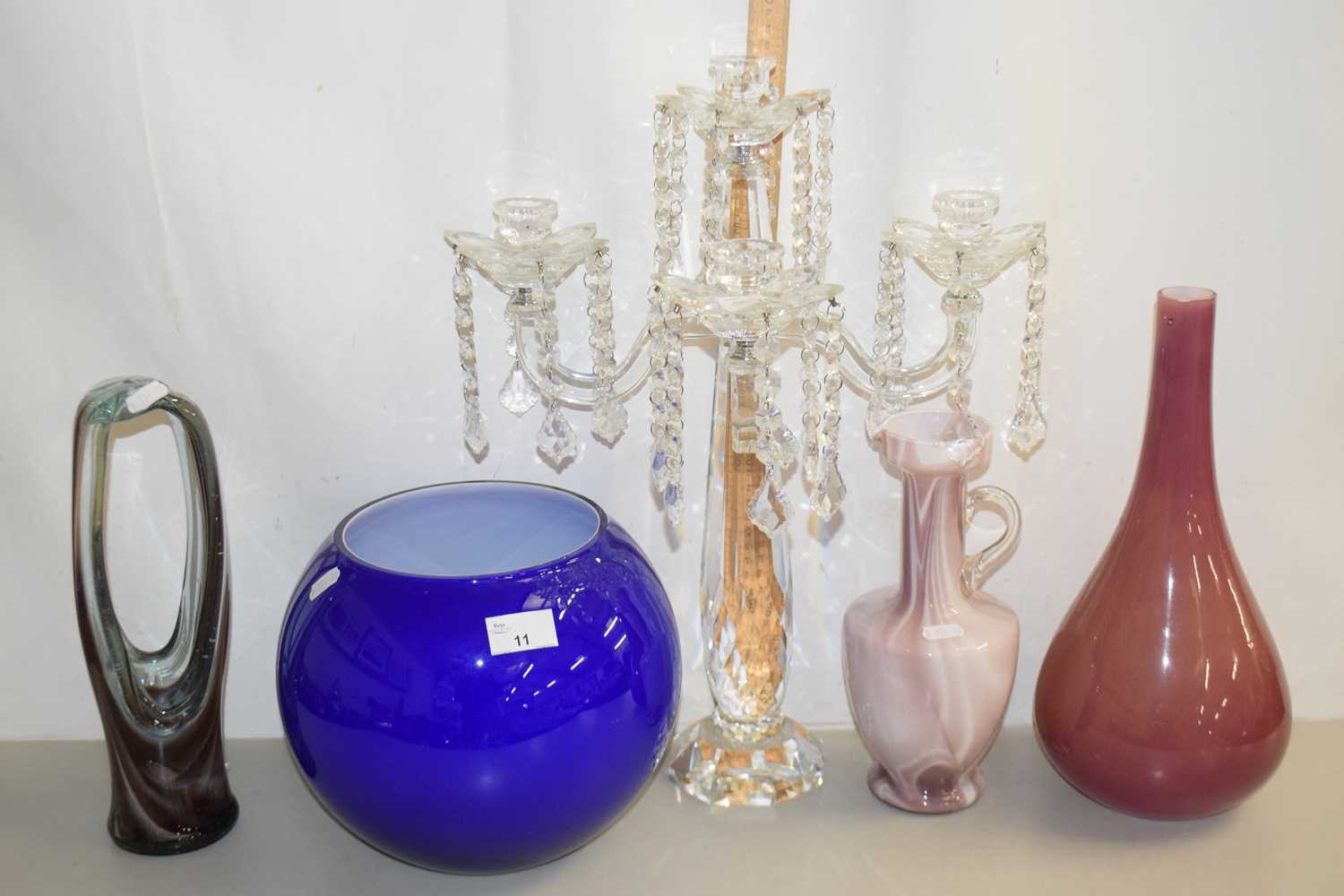 Lot 11 - Four pieces of various Art Glass