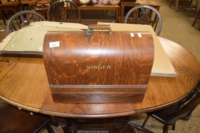 Lot 423 - VINTAGE SINGER SEWING MACHINE