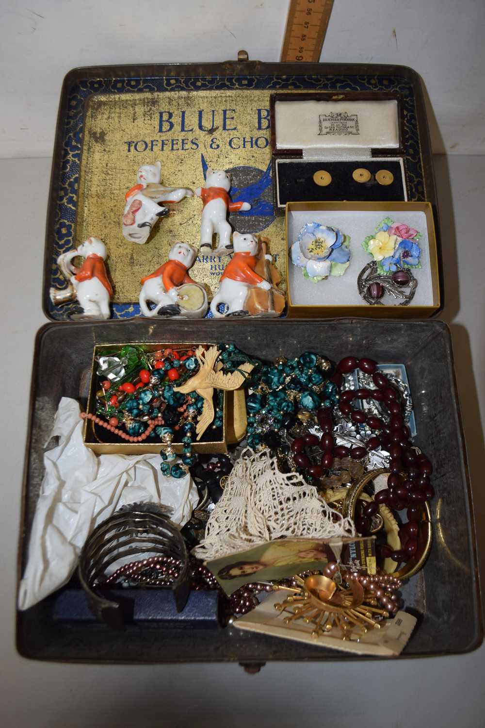 Lot 102 - Tin of various assorted costume jewellery