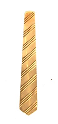 Lot 158 - An 18ct gold decorated tie clip in the form of...