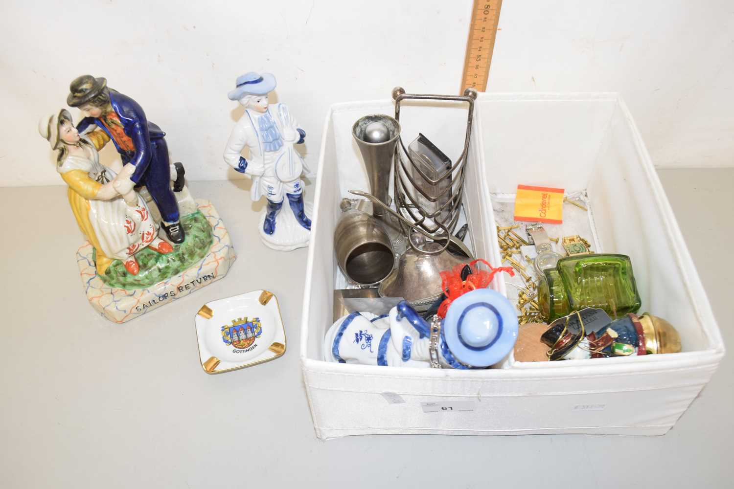 Lot 61 - A small box of various assorted ornaments,...