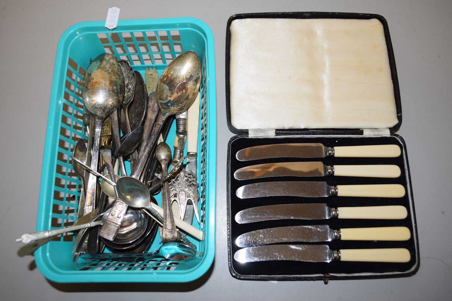 Lot 118 - A cased set of dessert knives plus other...