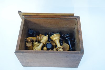 Lot 148 - Large box containing wooden Staunton type...