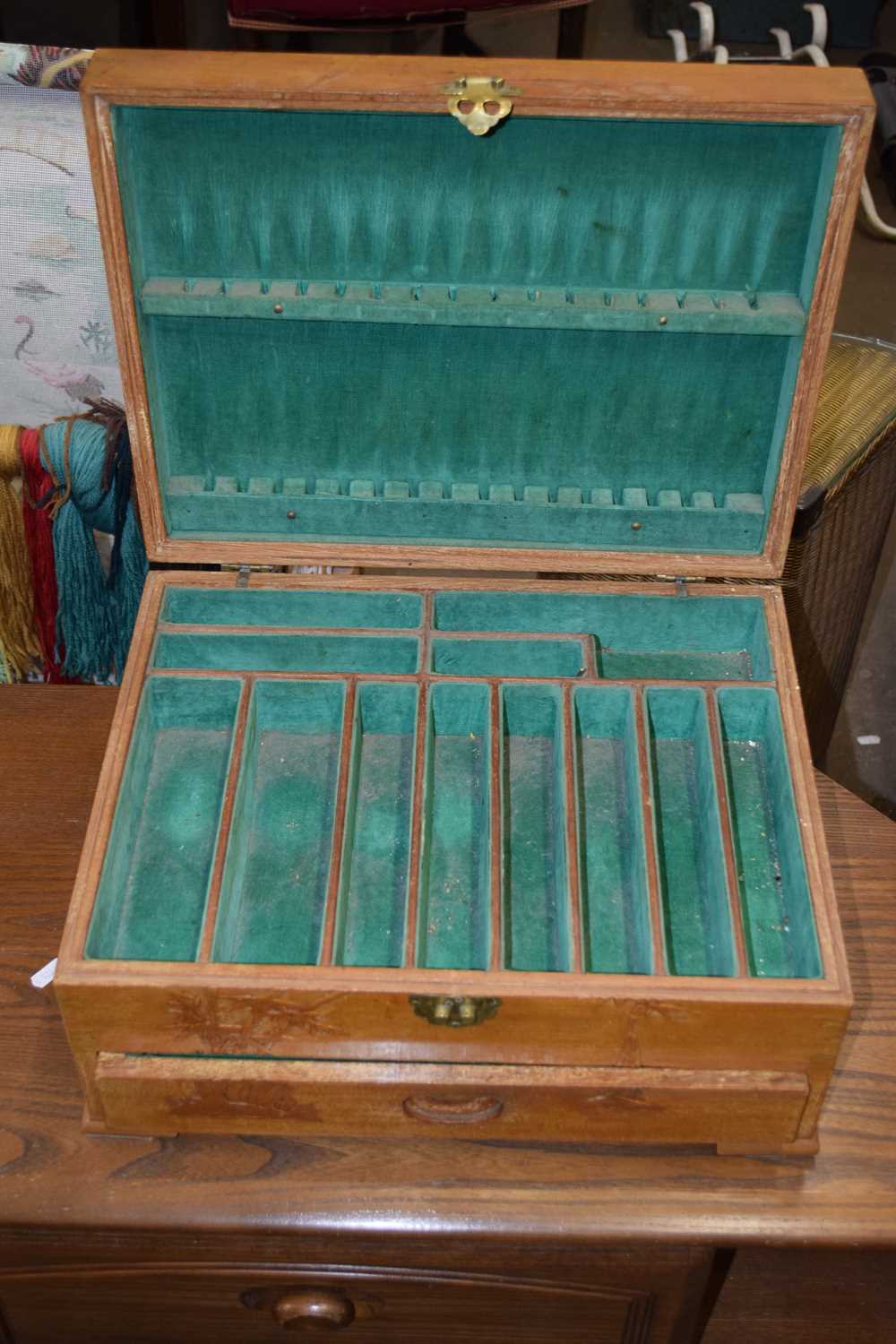 Lot 799 - Empty cutlery canteen