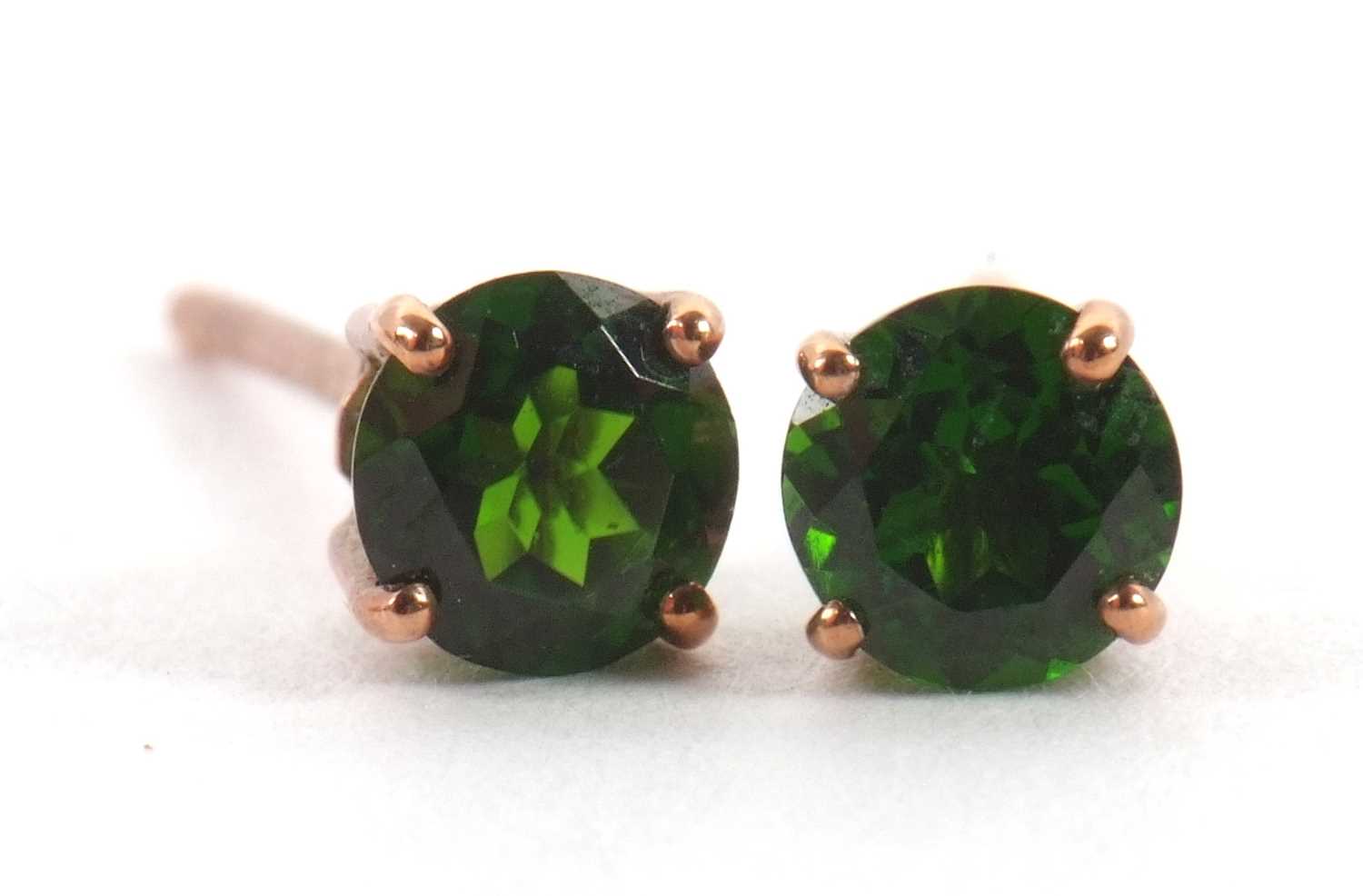 Lot 97 - A pair of 9ct diopside earstuds, 4.4mm...