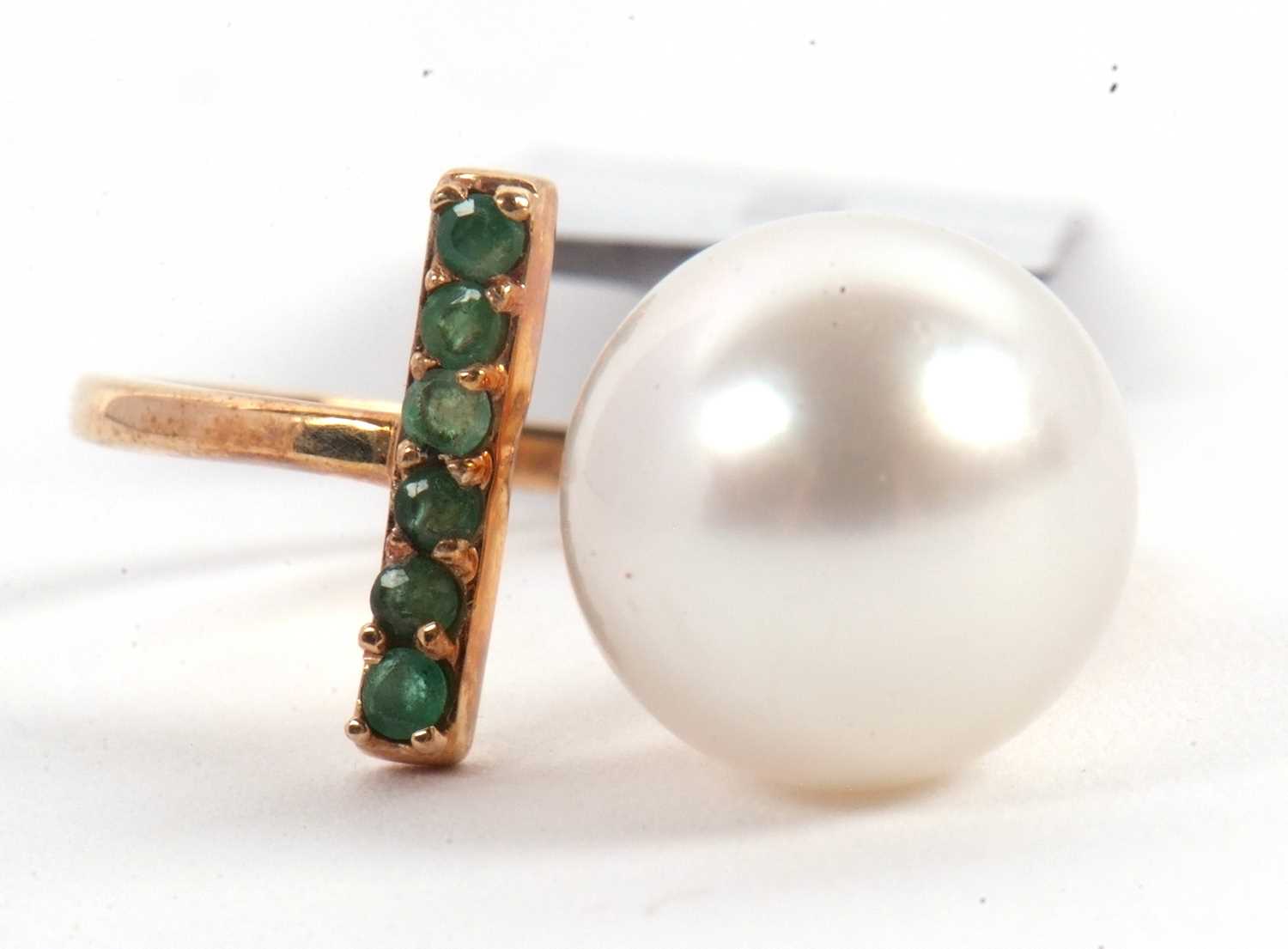 Lot 57 - A 9ct cultured pearl and emerald ring, the...