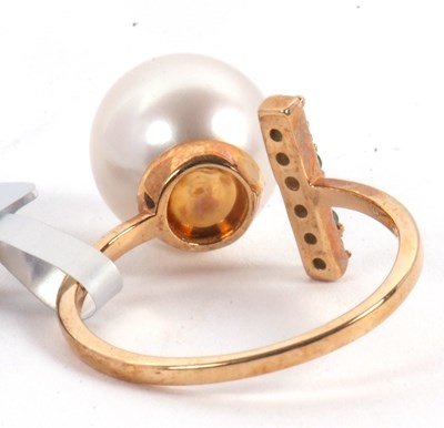 Lot 57 - A 9ct cultured pearl and emerald ring, the...