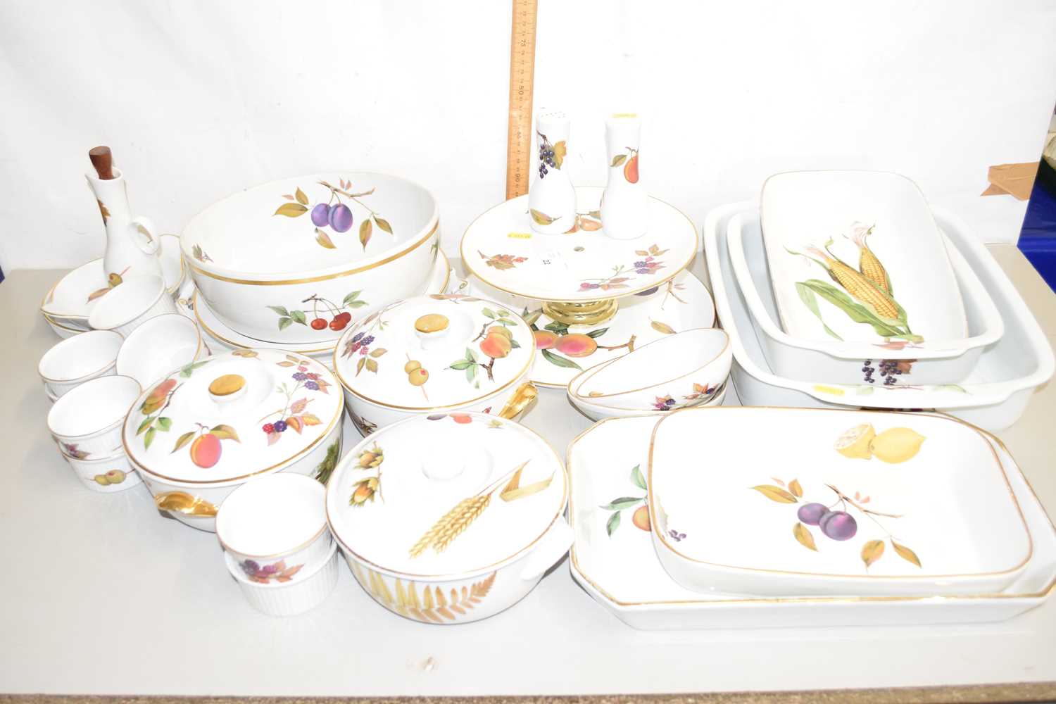 Lot 22 - Quantity of Royal Worcester Evesham table wares