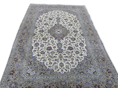 Lot 405 - Fine quality modern Keshan carpet, 2.9m x 2m