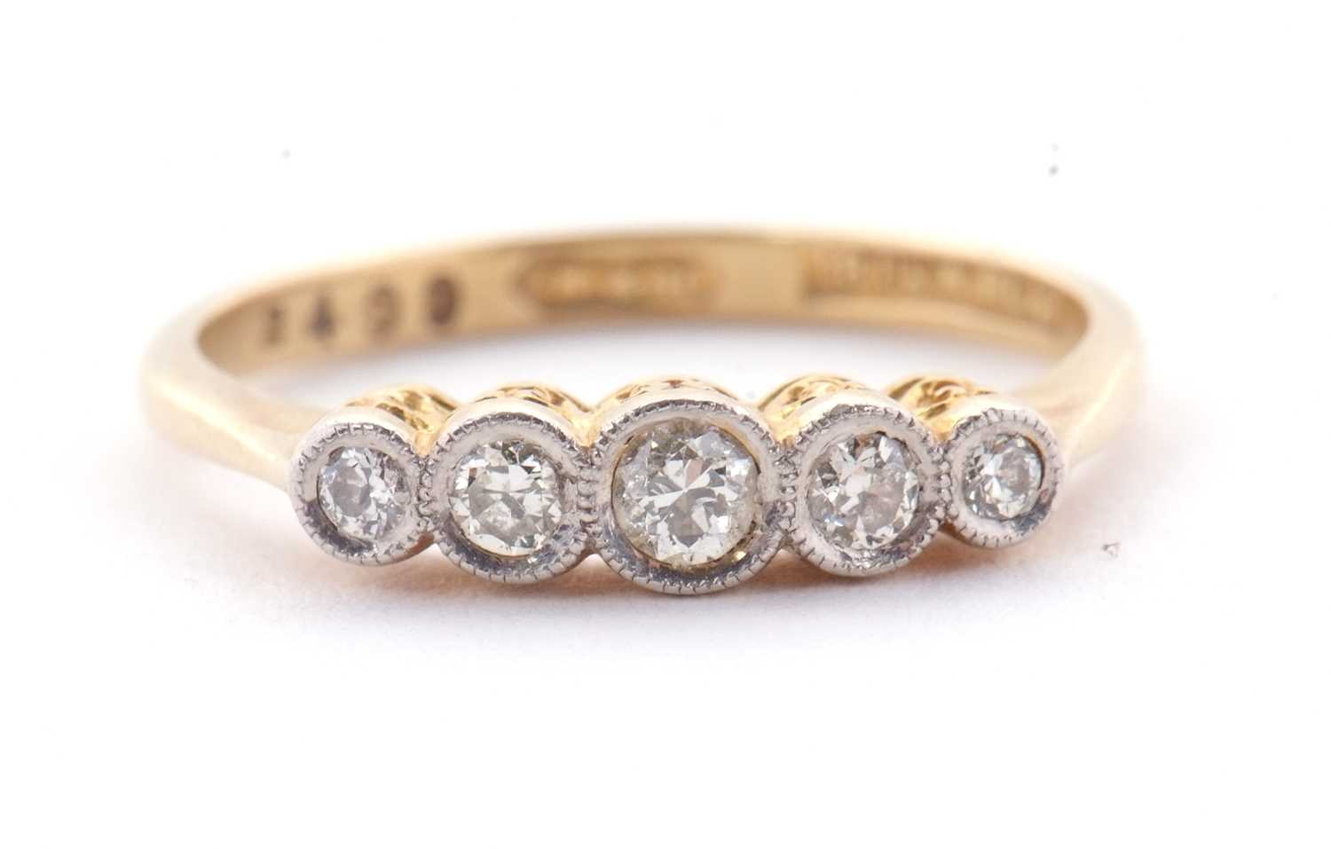 Lot 25 - A five stone diamond ring, the five graduated...