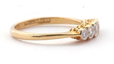 Lot 25 - A five stone diamond ring, the five graduated...