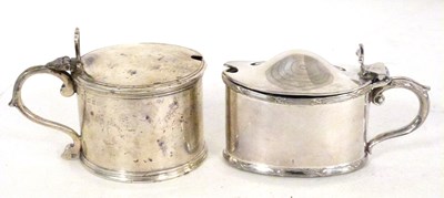 Lot 197 - A George V silver drum mustard pot and blue...
