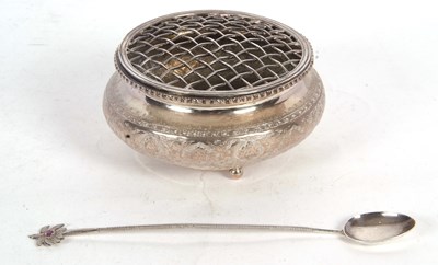 Lot 252 - Mixed Lot: A Persian style small pot pourri...