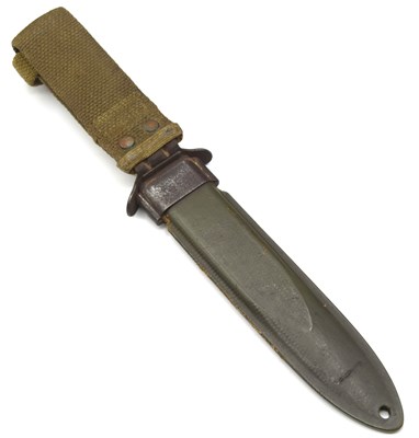 Lot 79 - Second World War, American fighting knife M3,...