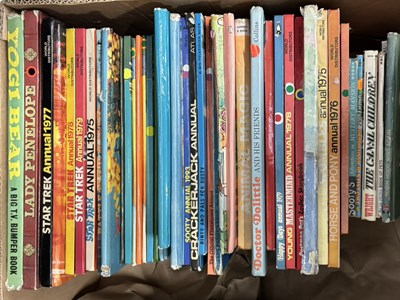 Lot 976 - ONE BOX: Various vintage annuals and TV...
