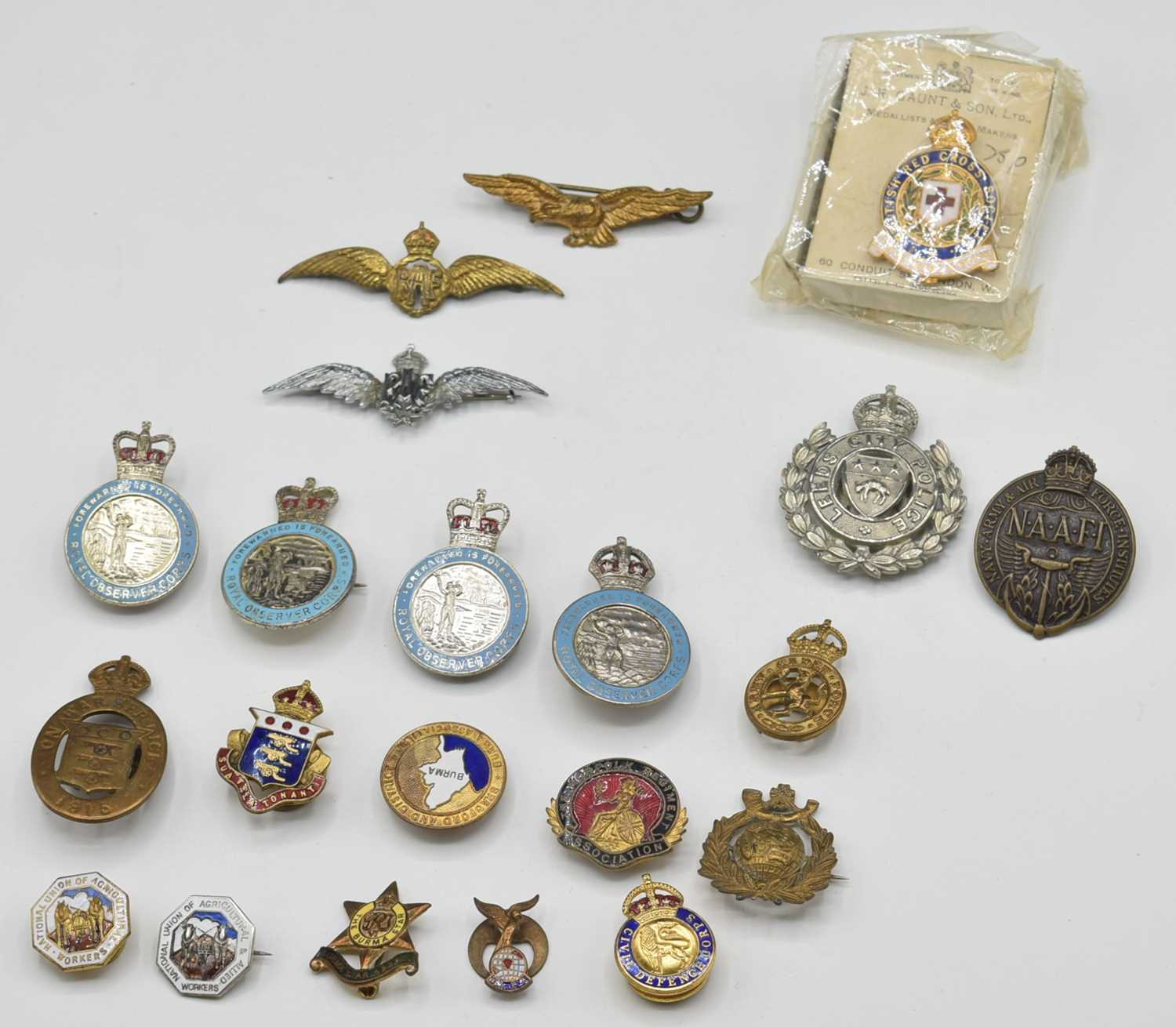 Lot 43 - Quantity of assorted military buttonhole...