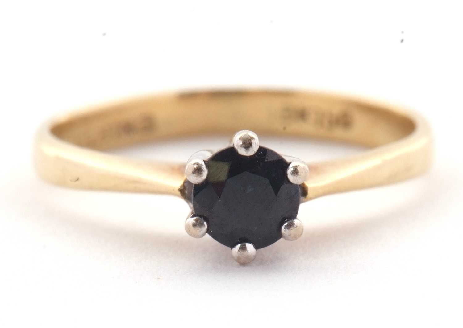 Lot 32 - A single stone sapphire ring, the round...