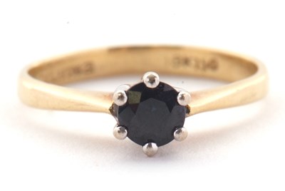 Lot 32 - A single stone sapphire ring, the round...