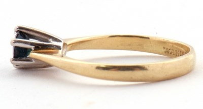 Lot 32 - A single stone sapphire ring, the round...