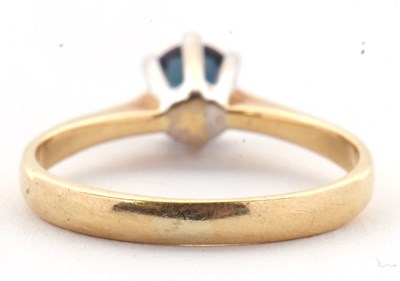 Lot 32 - A single stone sapphire ring, the round...