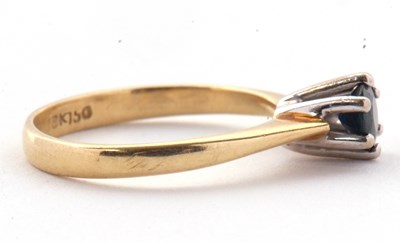 Lot 32 - A single stone sapphire ring, the round...