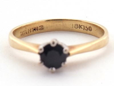 Lot 32 - A single stone sapphire ring, the round...