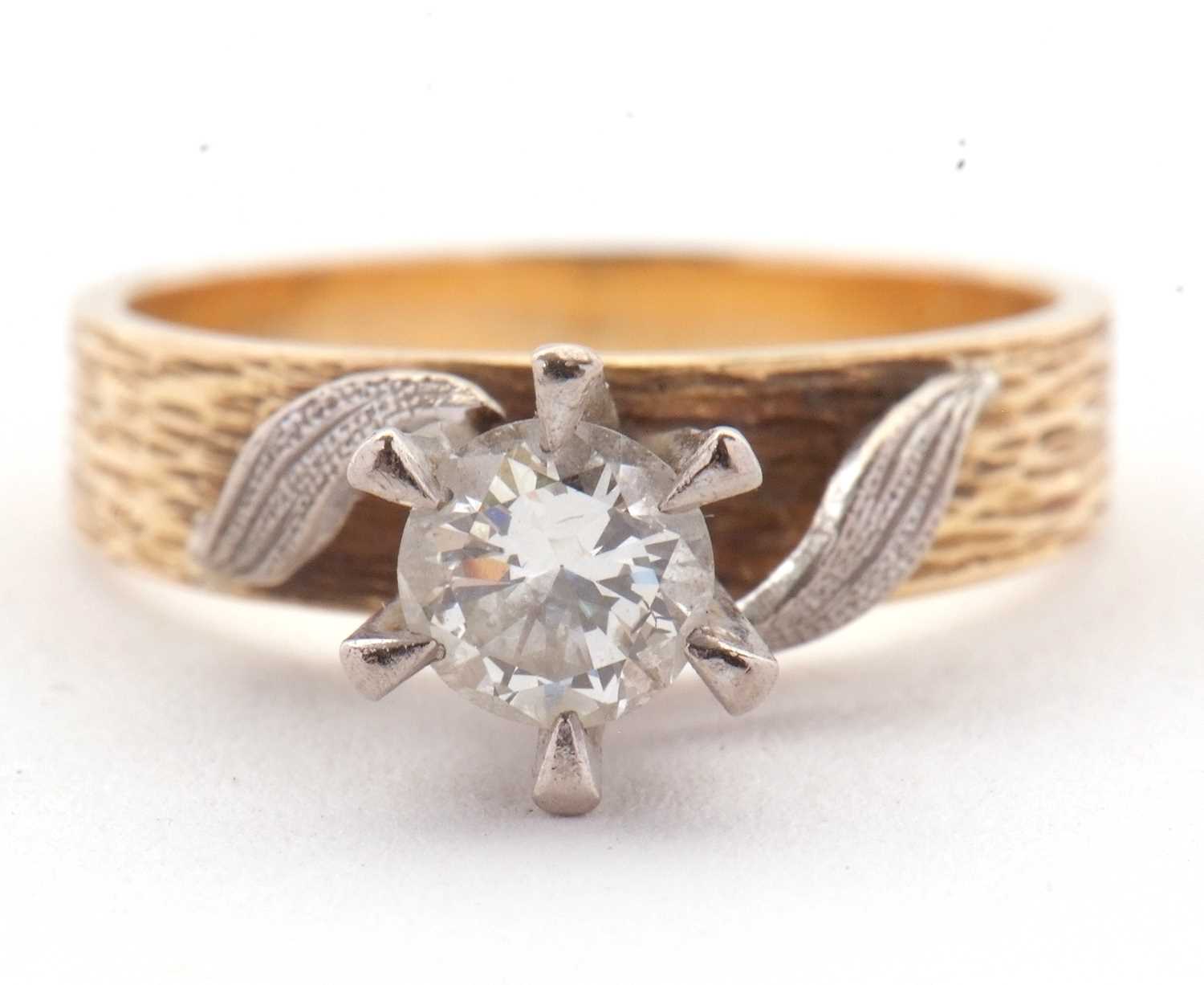 Lot 31 - A diamond solitaire ring, the round brilliant...
