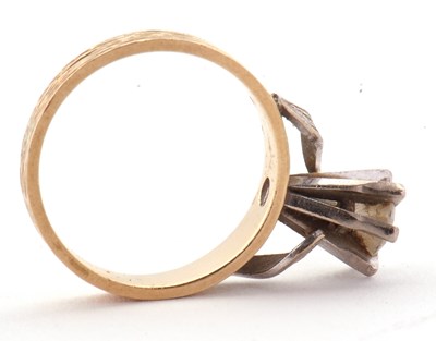 Lot 31 - A diamond solitaire ring, the round brilliant...