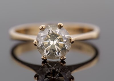 Lot 279 - A pale yellow diamond ring, the round...