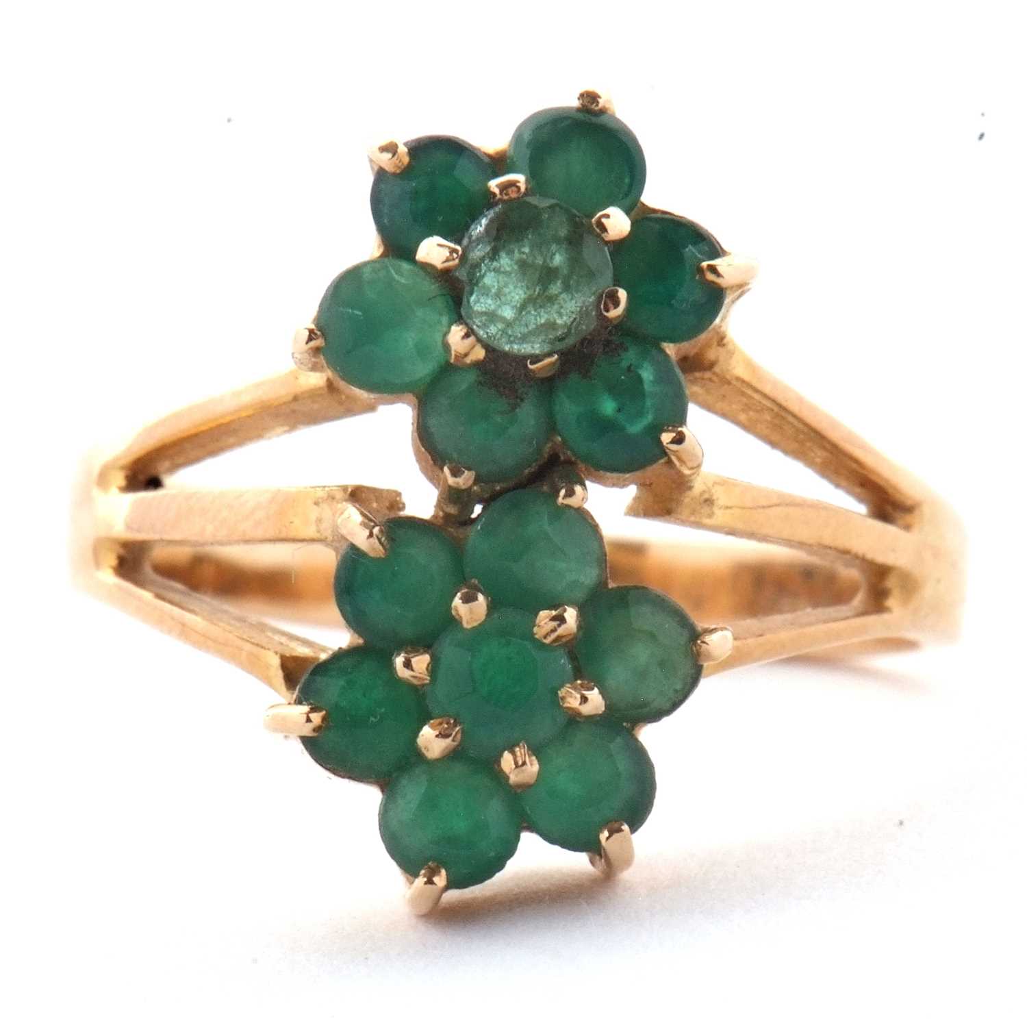 Lot 37 - A chrysoprase cluster ring, the double cluster...