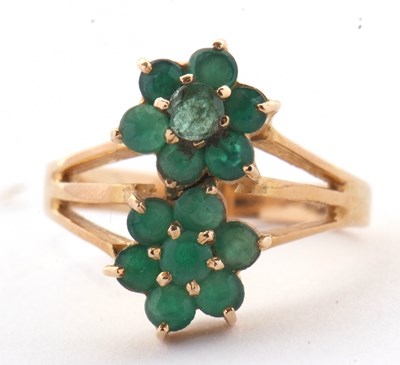 Lot 37 - A chrysoprase cluster ring, the double cluster...