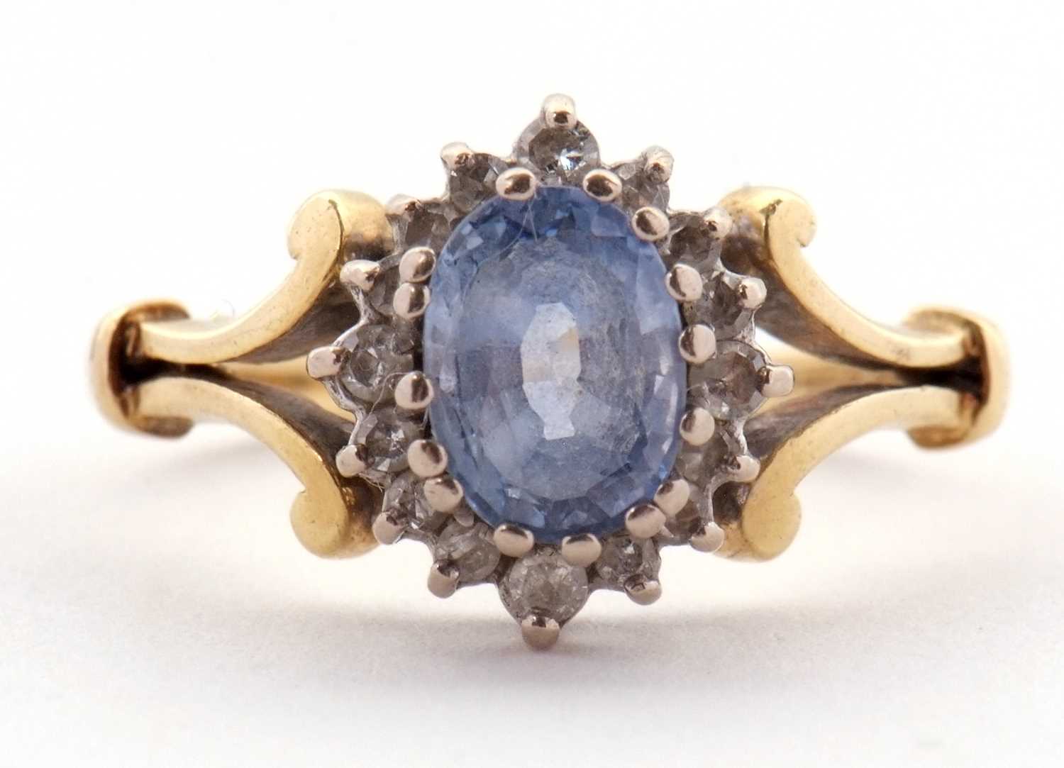 Lot 39 - An 18ct tanzanite and diamond cluster ring,...