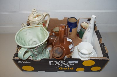 Lot 44 - MIXED LOT OF CERAMICS TO INCLUDE A DOULTON OLD...