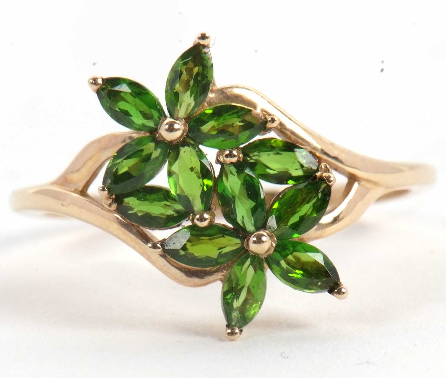 Lot 48 - A 9ct diopside cluster ring, the double flower...
