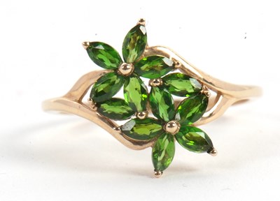 Lot 48 - A 9ct diopside cluster ring, the double flower...