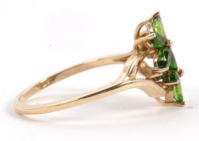 Lot 48 - A 9ct diopside cluster ring, the double flower...