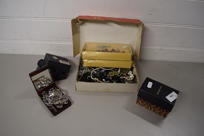 Lot 134 - BOX VARIOUS COSTUME JEWELLERY TO INCLUDE A...