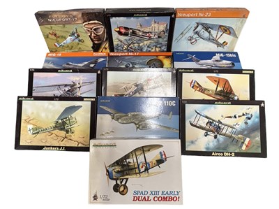 Lot 385 - A collection of boxed 1:72 scale aeroplane...
