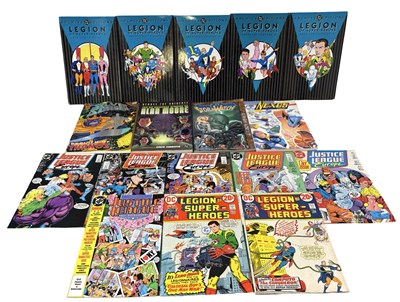 Lot 6 - DC / MARVEL COMICS AND GRAPHIC NOVELS:  -...